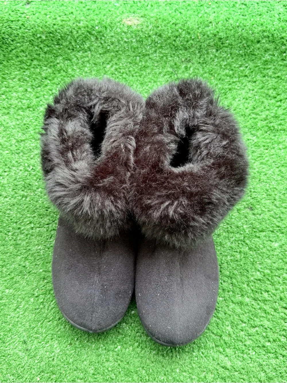Isotoner Black Faux Suede Plush Faux Fur Bootie Slippers Women's US 7.5 – 8